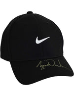 Gorra negra Nike firmada por Tiger Woods